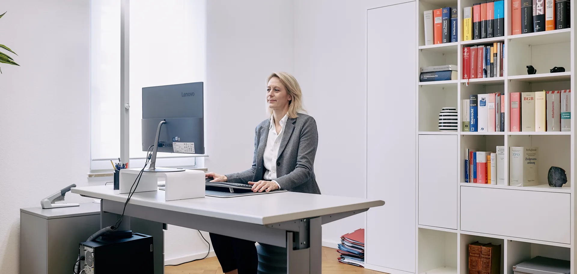 Arbeitsplatz von Rechtsanwältin Simone C. Braun in Reutlingen, im Hintergrund Fachliteratur zum Arbeitsrecht