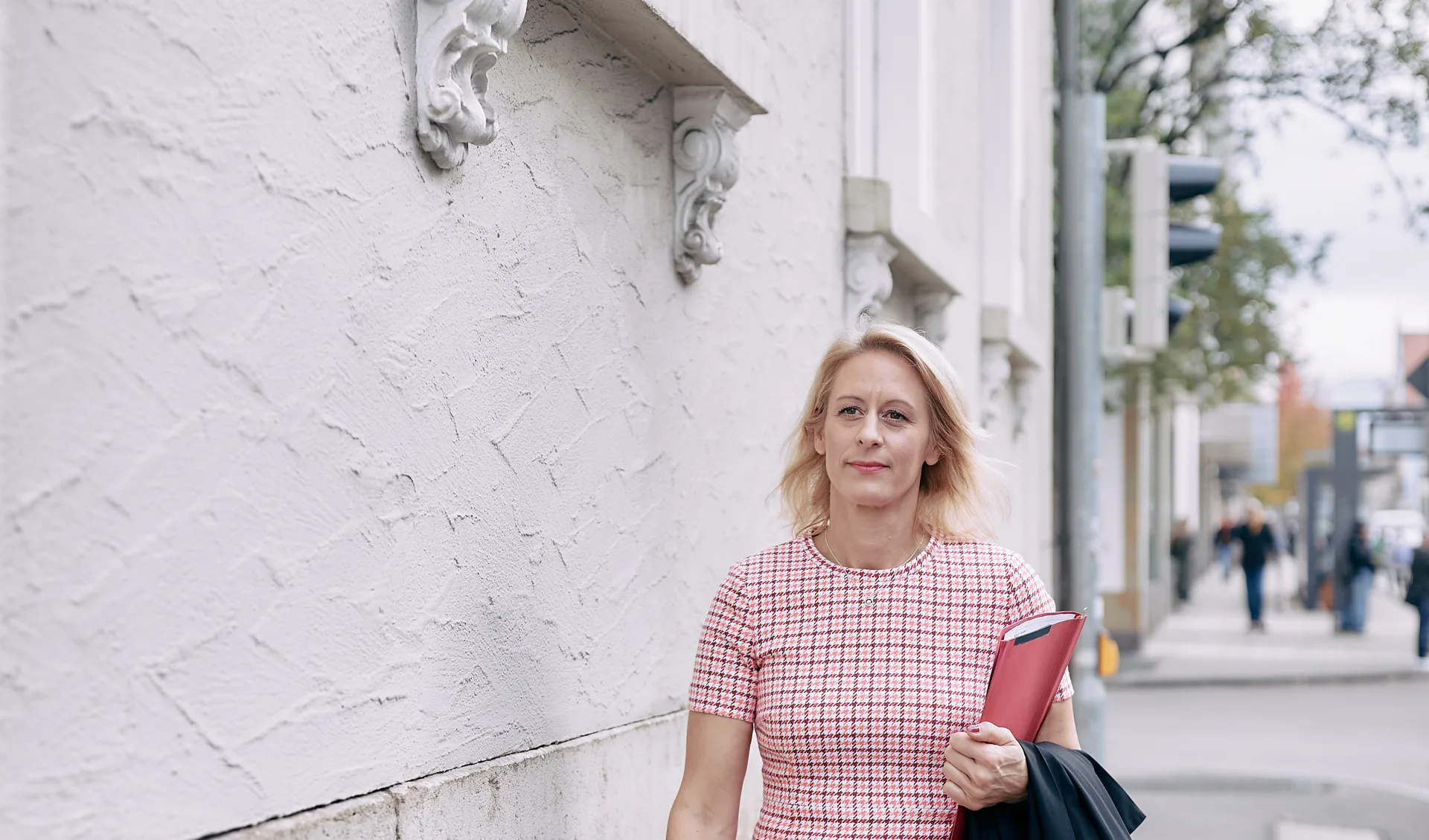 Rechtsanwältin Simone C. Braun vor der Kanzlei in Reutlingen