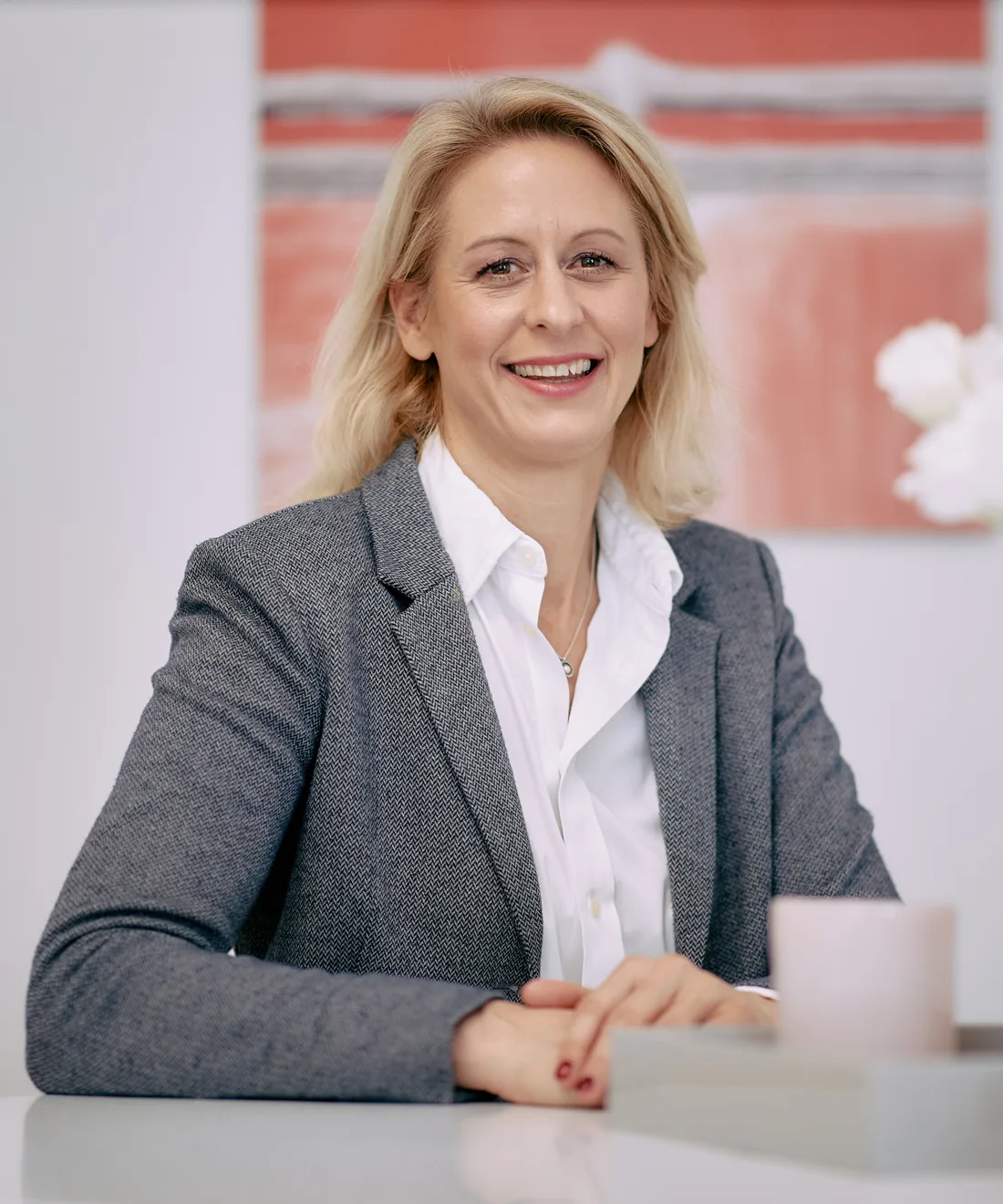 Rechtsanwältin Simone C. Braun in der Kanzleibibliothek Reutlingen